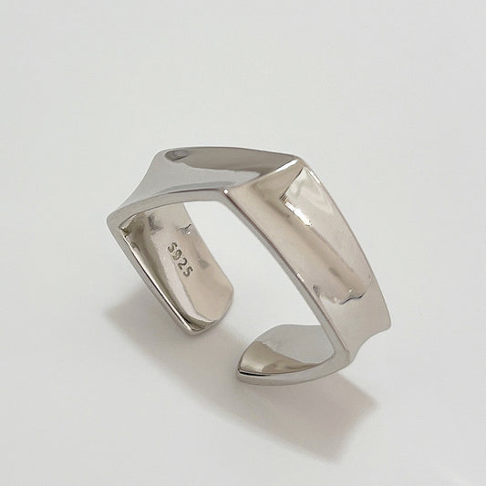 Anillo Minimalista de Plata de Ley 925 con Baño Geométrico
