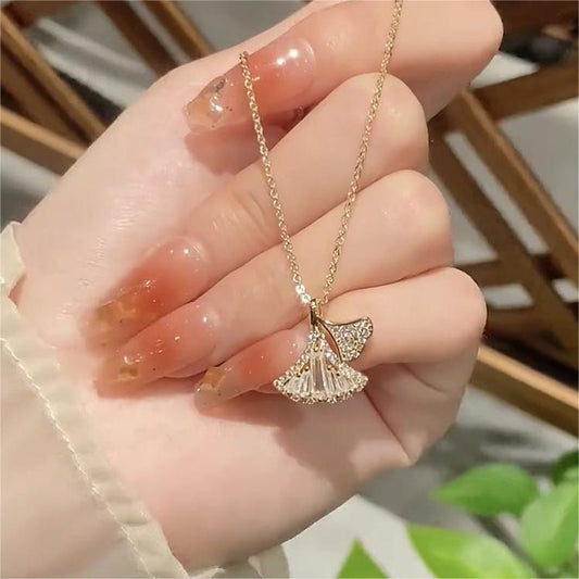 Collana Pendente Minimalista a Foglia di Ginkgo da Donna in Acciaio al Titanio con Intarsio di Strass e Finitura Placcata