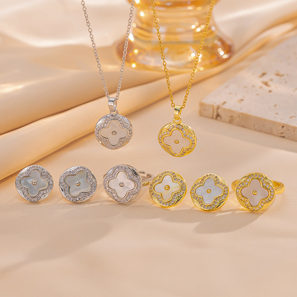 Collana da Donna in Acciaio al Titanio a Forma di Quadrifoglio Minimalista con Zirconi e Finitura Galvanizzata