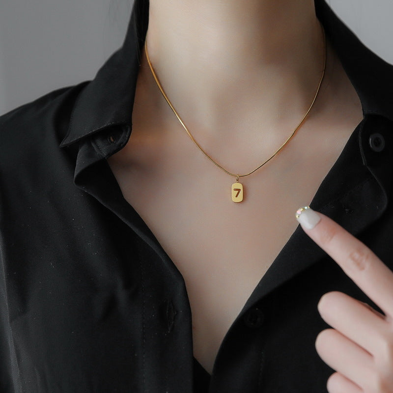 Collana con Ciondolo Minimalista in Acciaio al Titanio Numero Fortunato 7 Tonalità Fredda con Catena a Serpente per Donna