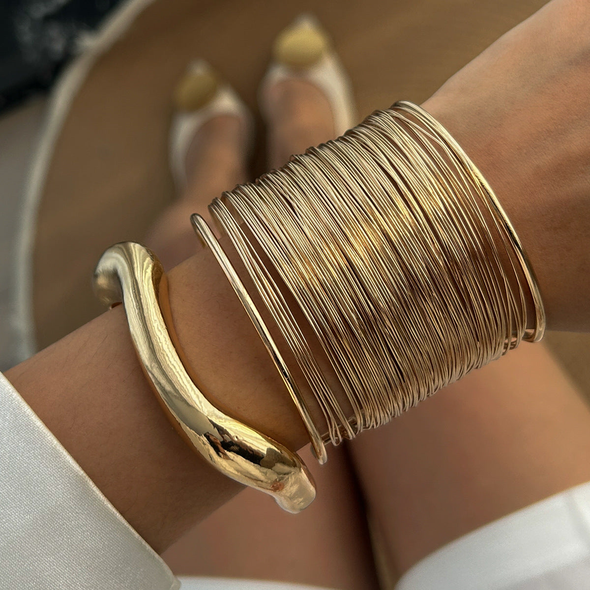 Bracciale rigido da donna in metallo geometrico in stile vintage con finitura placcata e design aperto regolabile