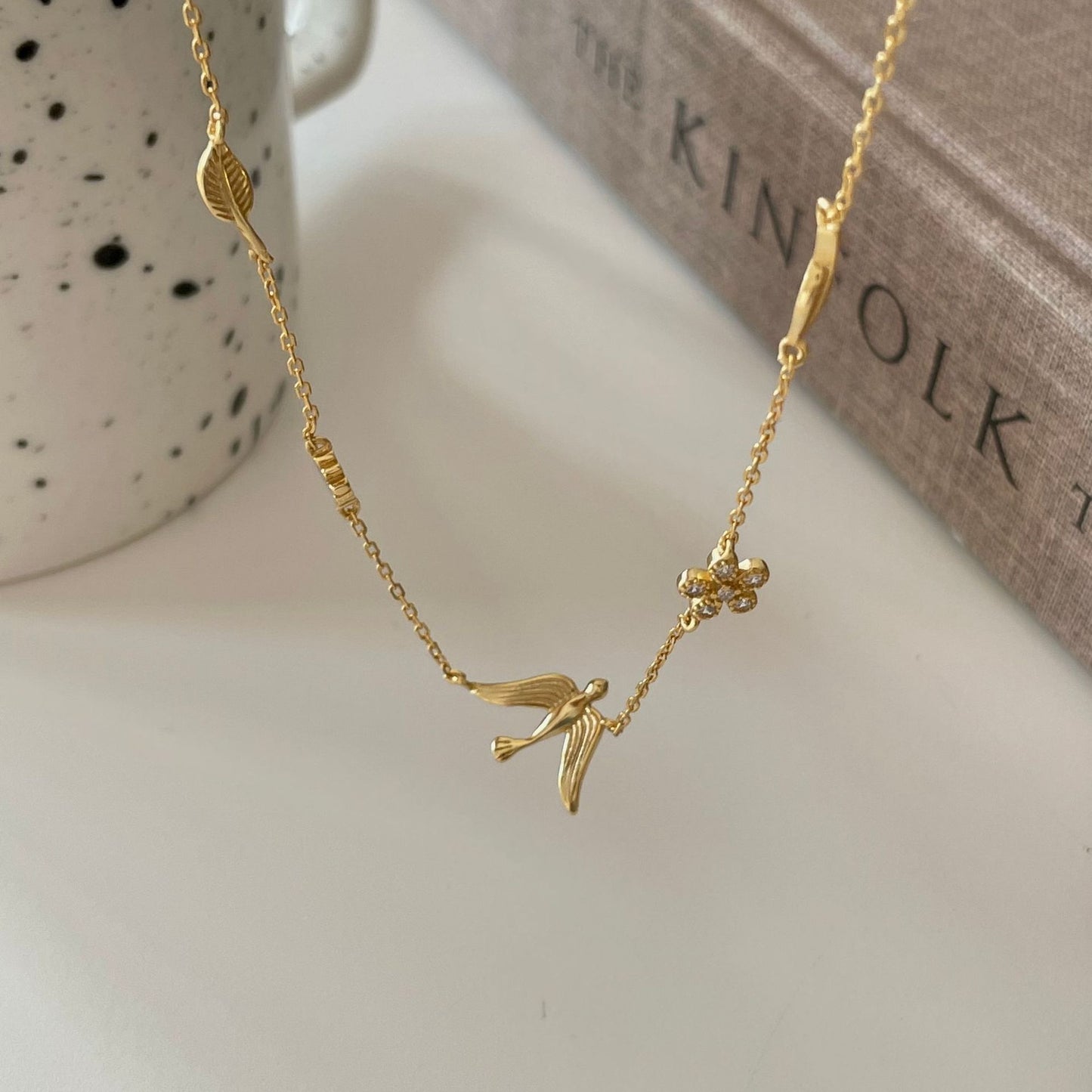 Deliziosa collana con uccellino e motivo floreale in argento sterling 925 placcato oro 18 carati