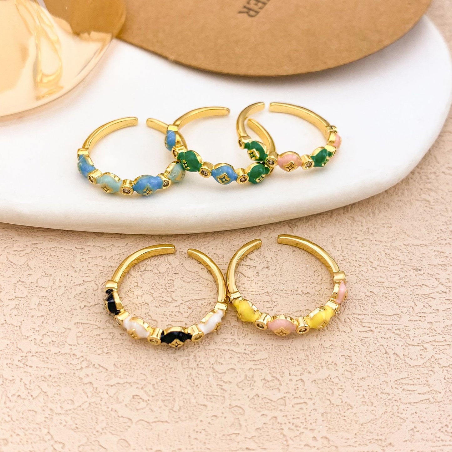 Anello in lega placcato oro con fiori a goccia smaltati per donna