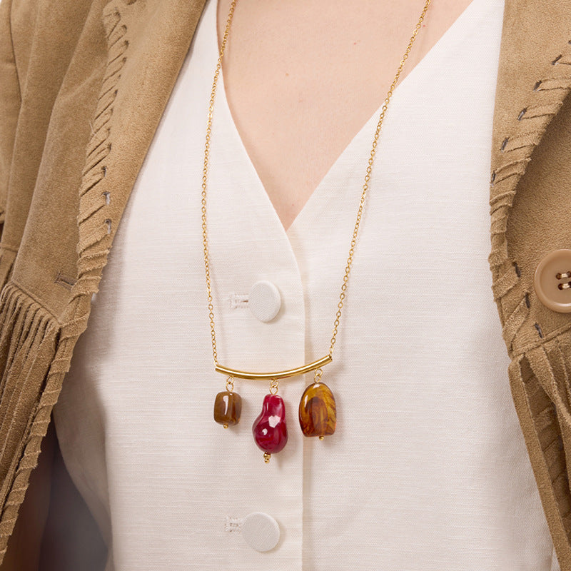 Collar con colgante de resina geométrica artística retro para mujer en acero inoxidable con acabado chapado