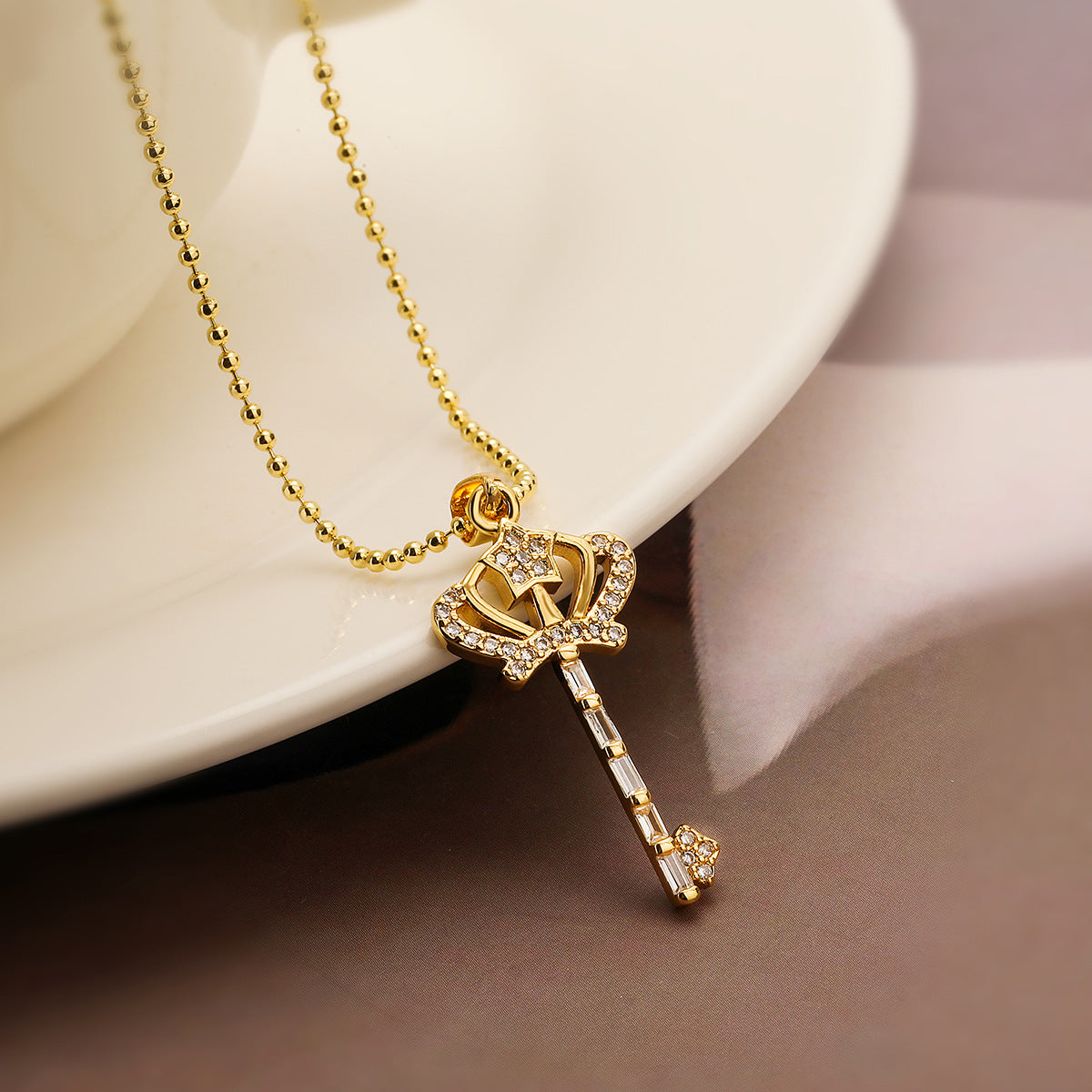 Collana con ciondolo a forma di chitarra minimalista con corona geometrica per donna in ottone placcato oro vero con intarsio in zirconi