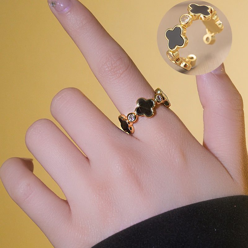 Anello minimalista in rame placcato oro con quadrifoglio e fascia aperta regolabile da donna