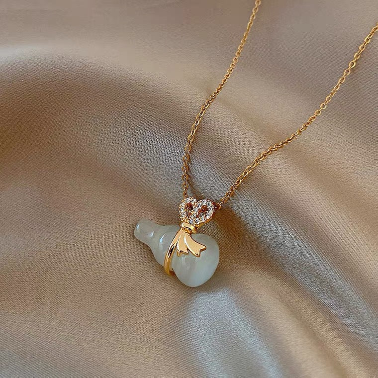 Collana con Pendente a Zucca in Giada Geometrica di Ispirazione Etnica da Donna in Acciaio al Titanio con Finitura Placcata, Catena Minimalista per Clavicole