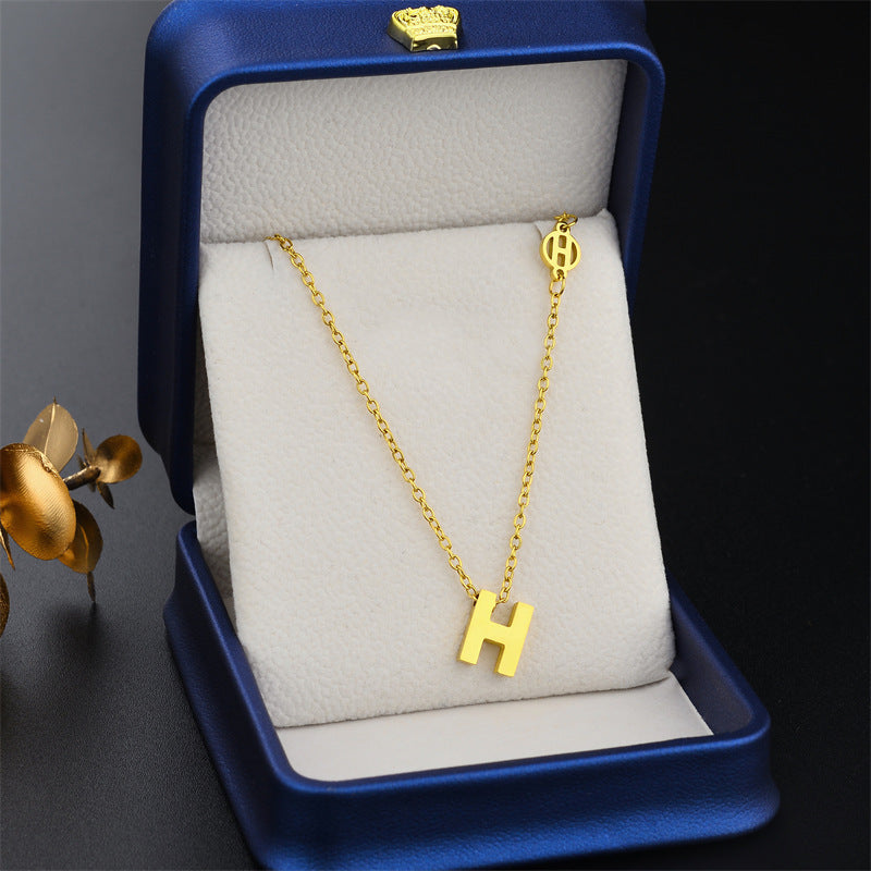 Collar con colgante de letra H minimalista en acero de titanio con acabado chapado para mujer