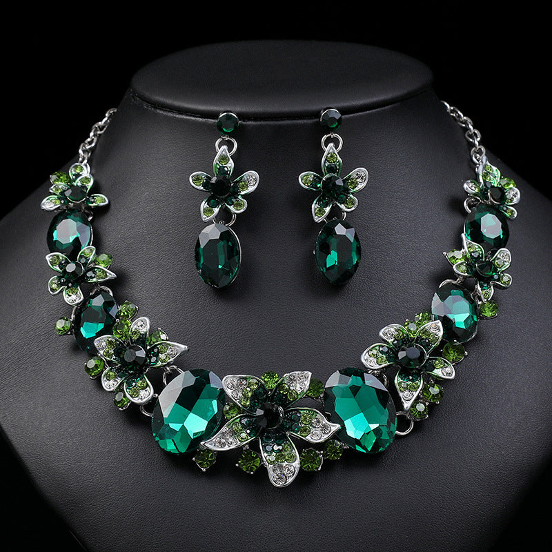 Parure di collana e orecchini ovale floreale vintage in lega con strass e finitura placcata oro