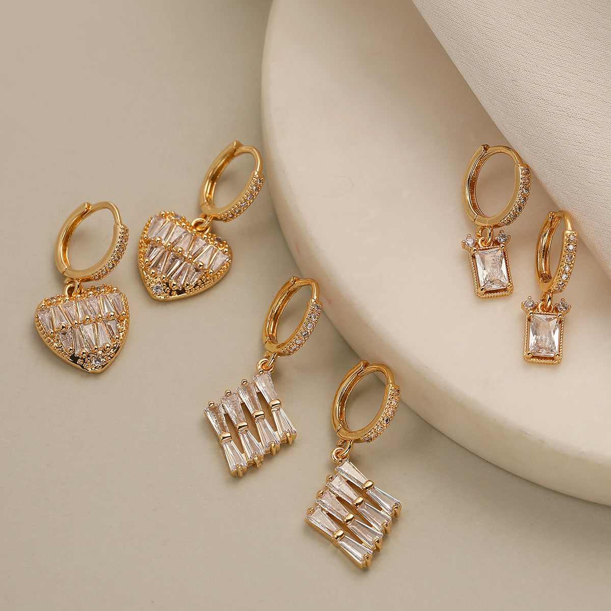 Orecchini da donna minimalisti in rame a forma di cuore con placcatura in oro 18K e intarsio di zirconi