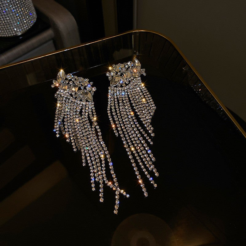 Orecchini pendenti con nappe geometriche minimaliste con intarsi di strass in rame placcato e perni in argento sterling 925 da donna