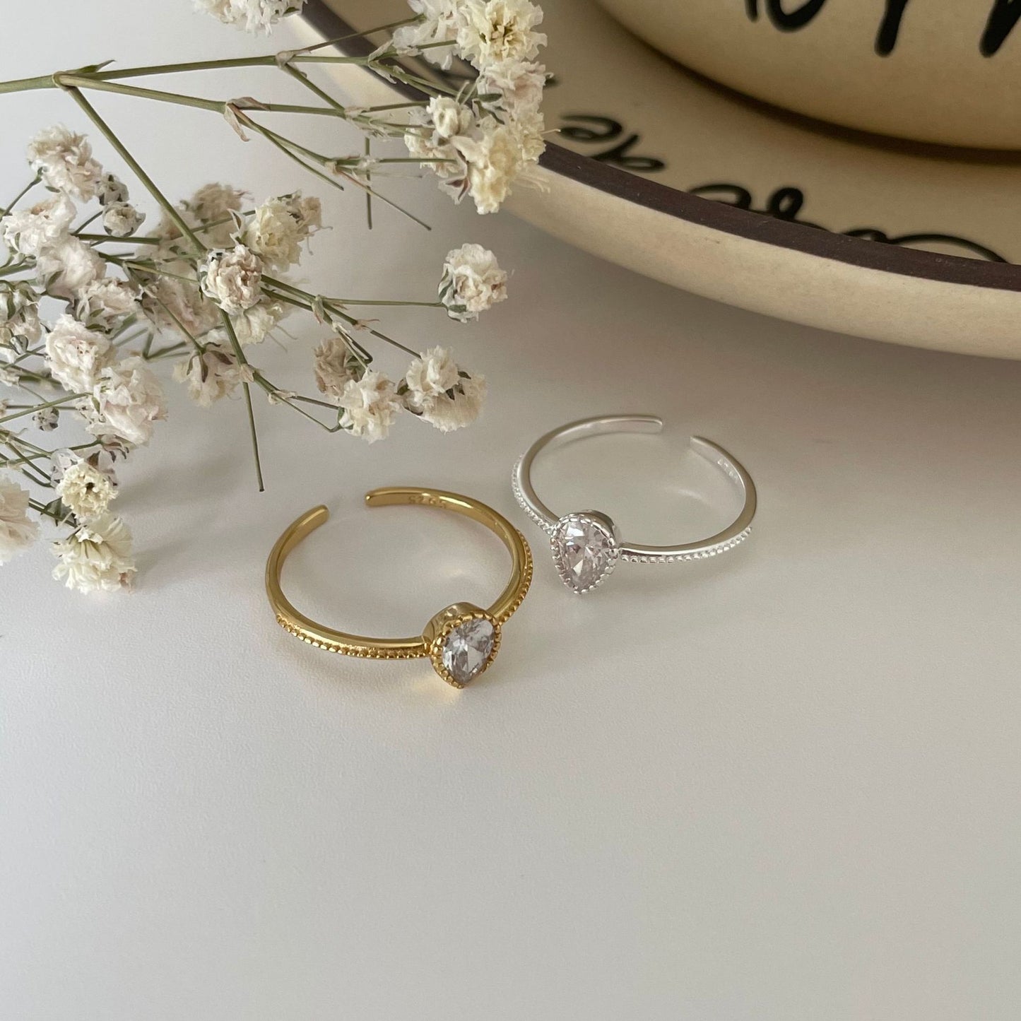 Anillo Minimalista de Plata con Incrustación de Circonita en Forma de Letra para Mujer, Banda de Plata Esterlina 925 con Acento en Forma de Lágrima