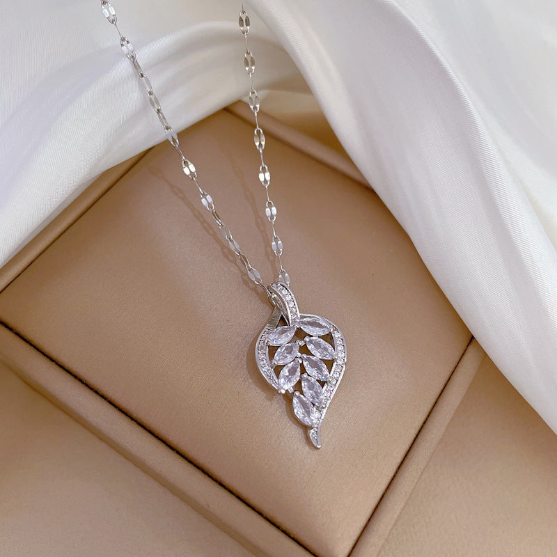 Collana con ciondolo a foglia geometrica in acciaio al titanio micro-pavé di lusso per donna con intarsio di strass e design elegante di ispirazione cortigiana