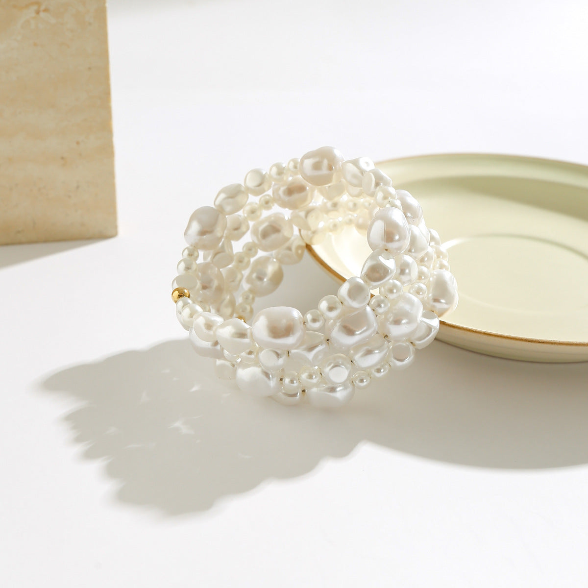 Pulsera de brazalete rústica minimalista con cuentas de resina irregulares para mujer con acabado chapado