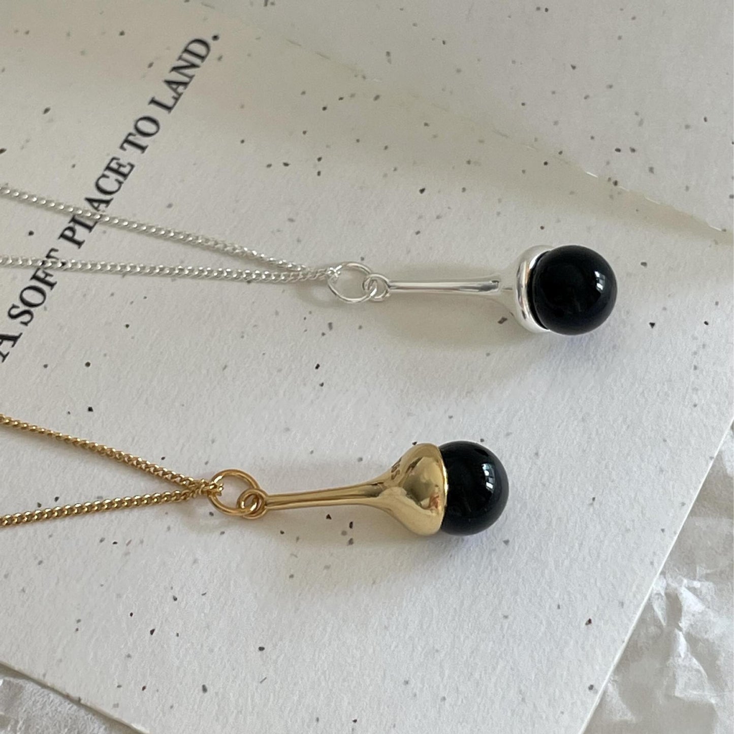 Collar Minimalista Geométrico de Ónice Negro en Plata de Ley 925 con Baño de Oro en Cadena de Cruz