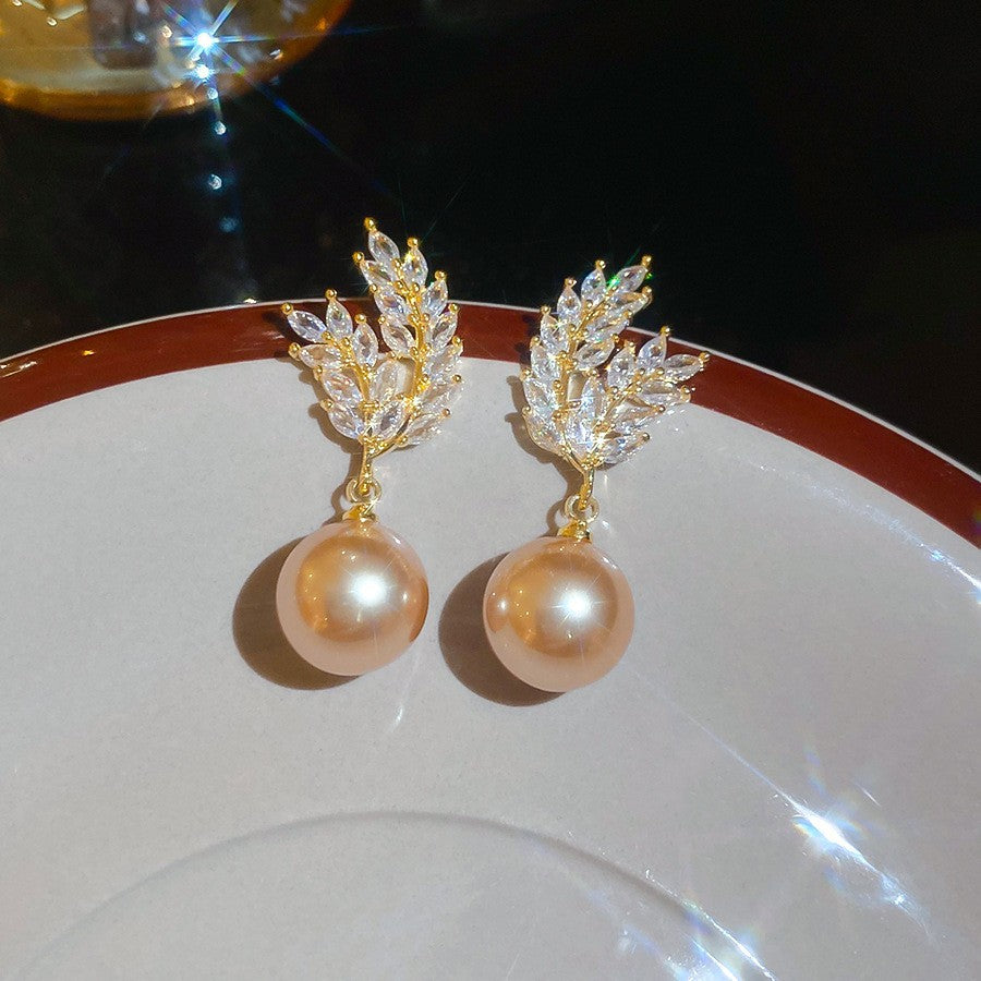 Orecchini da donna vintage eleganti a forma di stella geometrica con perle simulate e zirconi, perni in acciaio placcato