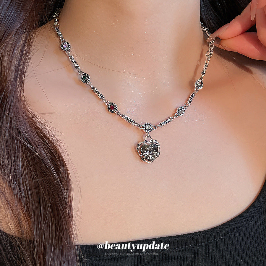 Collana Minimalista Cool Chic con Ciondolo a Croce a Forma di Cuore con Strass per Donna, Delicata Catena alla Clavicola, Gioielli di Lusso a Strati