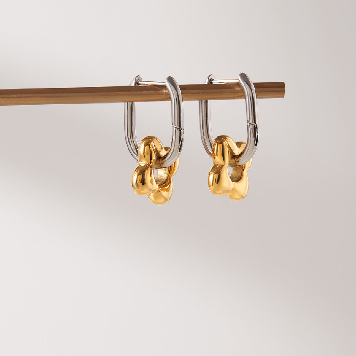 Orecchini a Cerchio da Donna in Acciaio Inossidabile con Motivo Floreale Geometrico e Placcatura in Oro PVD Sottovuoto