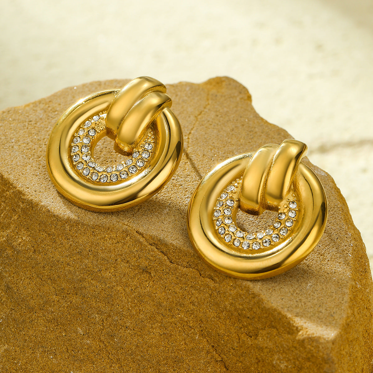 Orecchini a Cerchio Rotondi Stile Vintage in Acciaio Inossidabile con Placcatura in Oro 18K e Intarsio di Zirconi