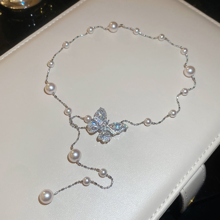 Elegante Collana Pendente a Farfalla Minimalista con Perle Simulate e Intarsi in Zircone per Donne, Catena per Clavicole dall'Estetica Lussuosa e Sofisticata