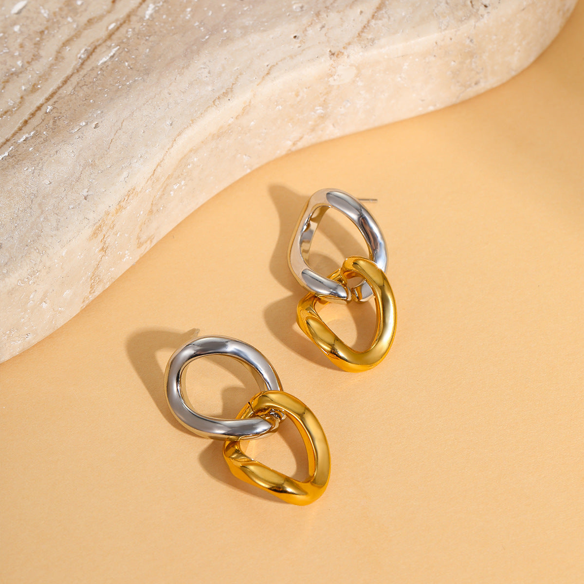 Orecchini geometrici minimalisti in acciaio inossidabile con design ad anello di Möbius e finitura placcata