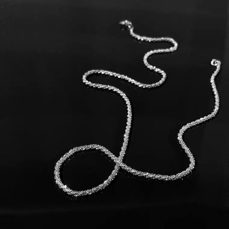 Elegante collana corta da donna in argento sterling con texture ondulata e delicato design a clavicola