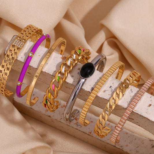 Pulsera Minimalista de Acero Inoxidable con Chapado de Oro de 18K, Detalle Esmaltado de Rayas Verticales y Diseño de Brazalete Abierto