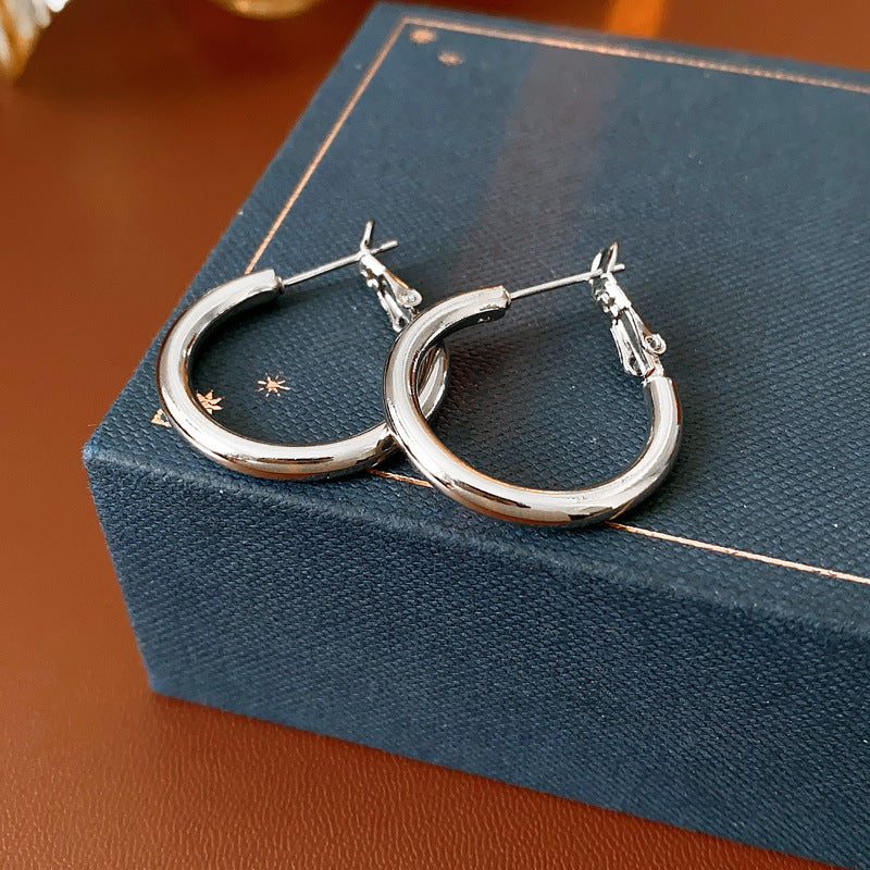 Orecchini a cerchio geometrici rotondi minimalisti da donna con base in rame placcato oro e perni in argento sterling 925, gioielli eleganti di lusso adatti all'ufficio