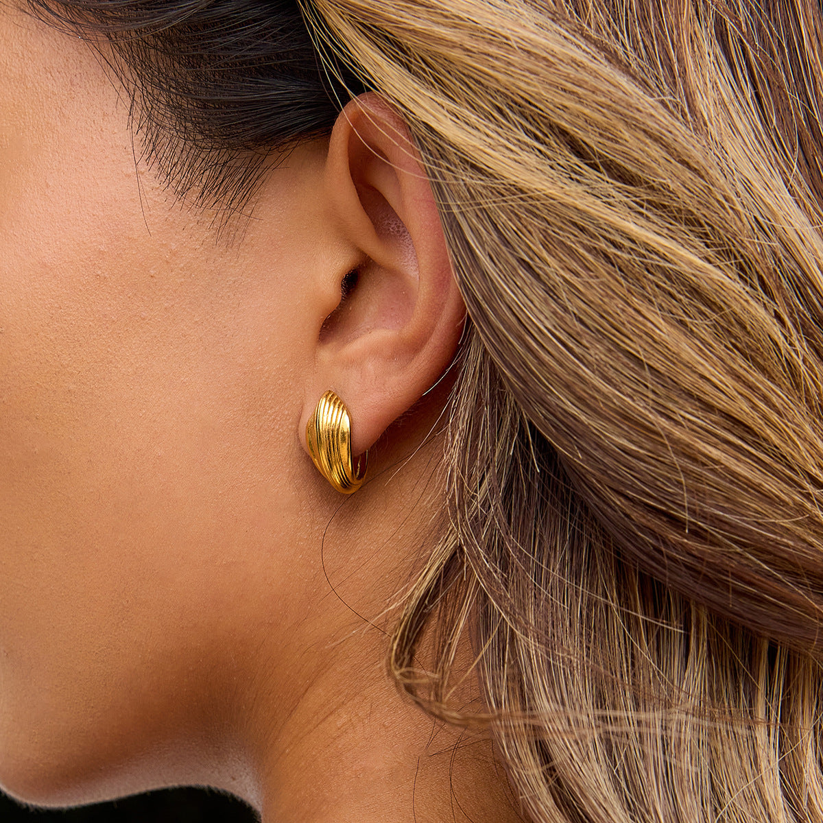 Orecchini a perno geometrici minimalisti in acciaio inossidabile con intarsio in strass per donna, gioielli alla moda ipoallergenici in acciaio al titanio placcato