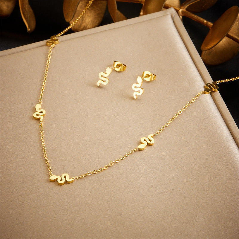 Set di Collana, Orecchini e Bracciale con Ciondolo a Serpente Minimalista in Acciaio Inossidabile Placcato