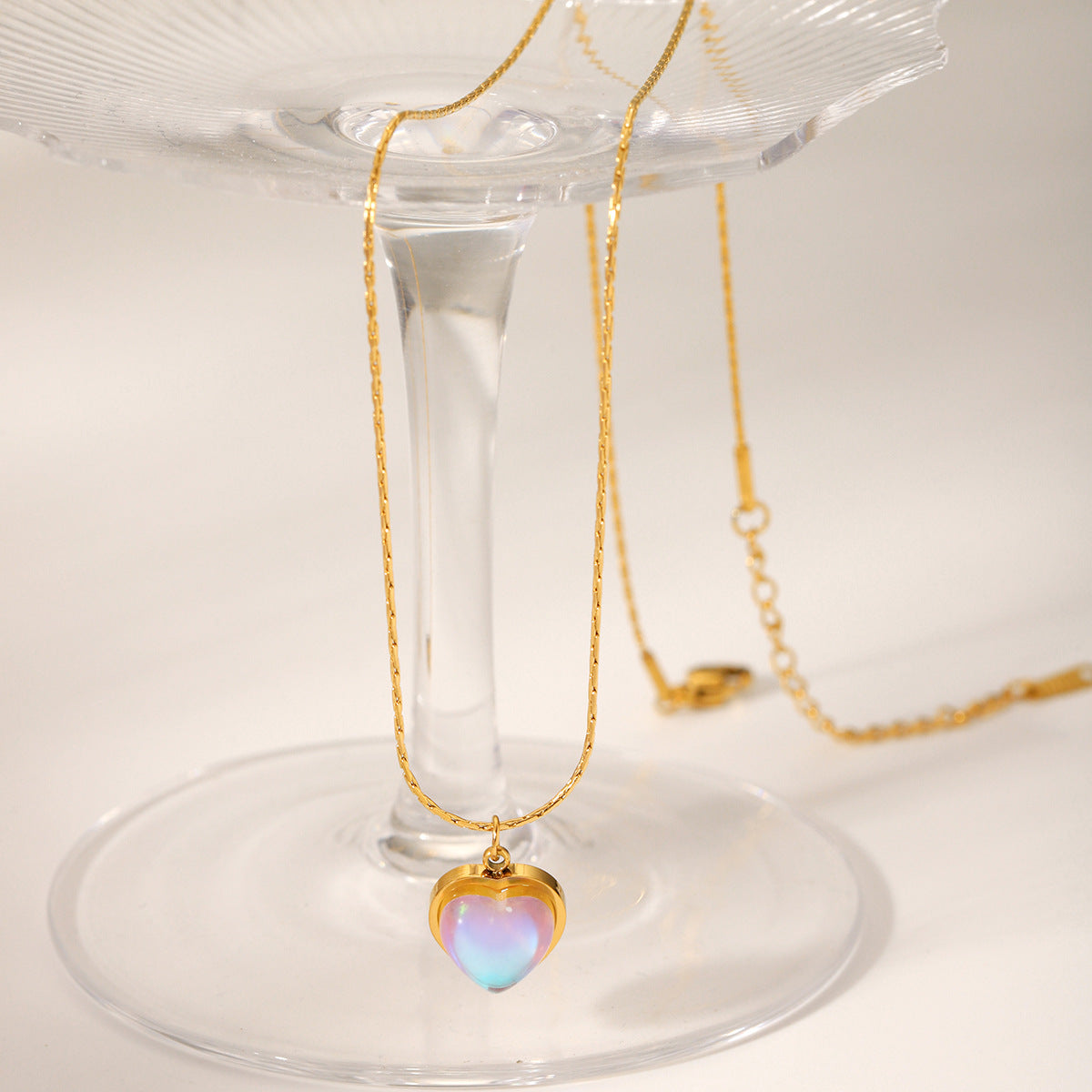 Collana a Cuore da Donna Trendy in Acciaio Inossidabile Placcato Oro 18K con Intarsio in Pietra di Luna Naturale