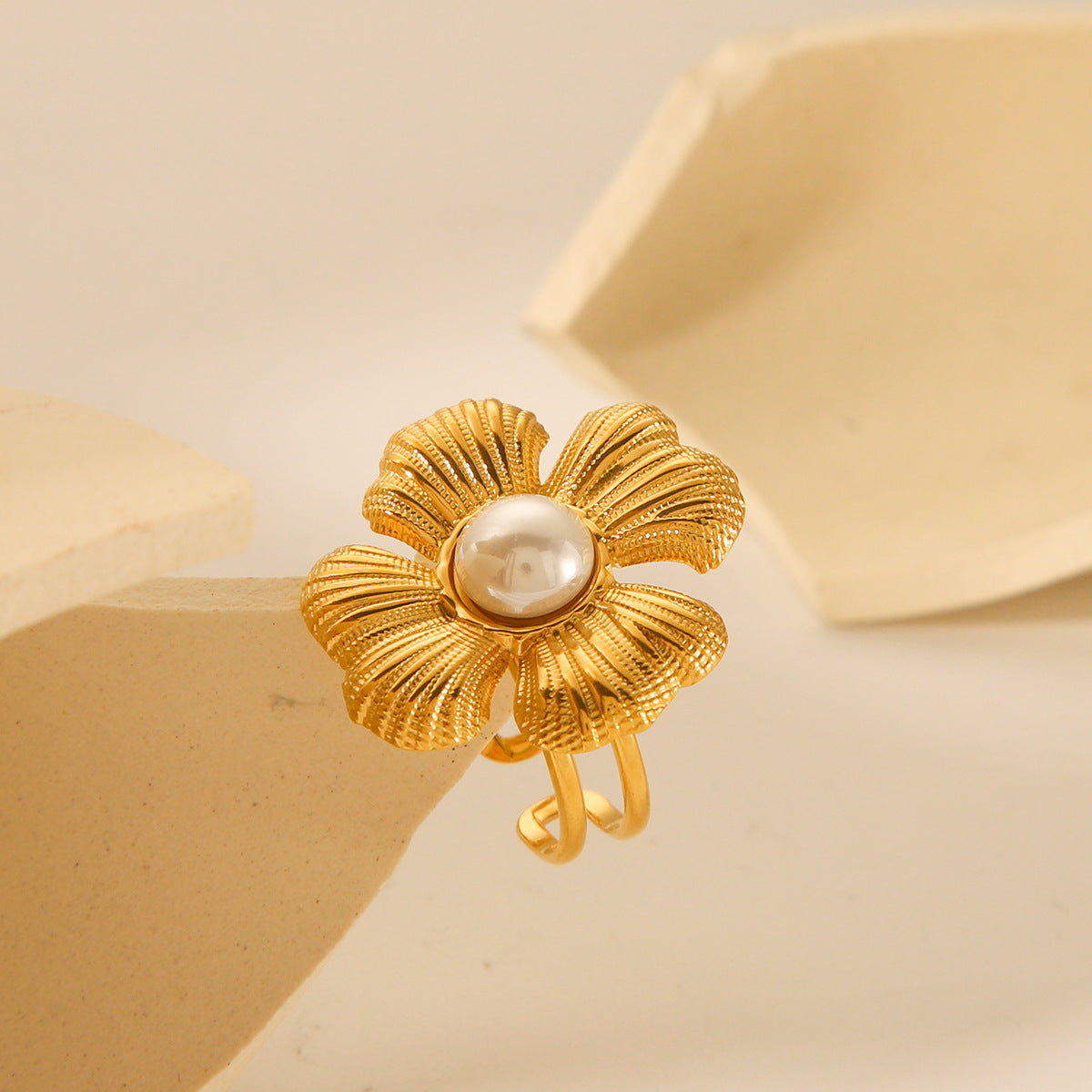 Anello da donna in acciaio inossidabile placcato oro 18K, stile vintage francese con fiore e perla