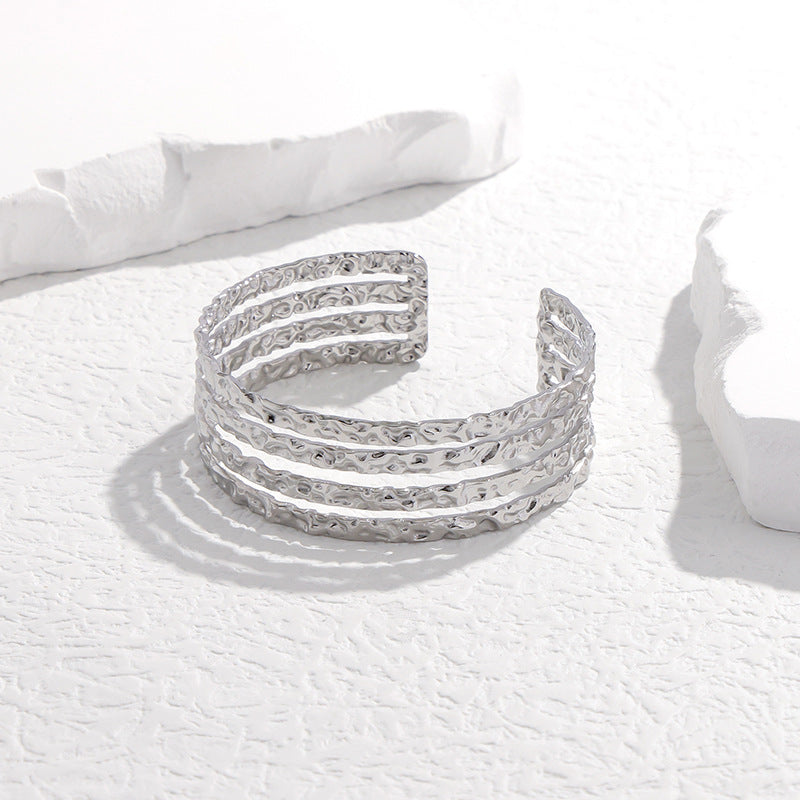 Pulsera de acero de titanio texturizada irregular con acabado galvanizado para mujer, brazalete de acero inoxidable moderno y versátil