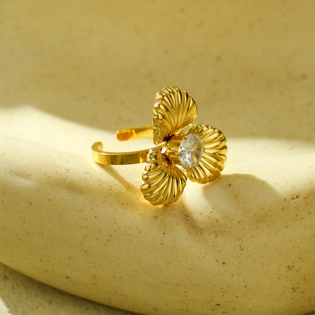 Elegante Anello Aperto da Donna in Acciaio al Titanio con Design Floreale 3D, Intarsiato con Strass e Finitura di Lusso
