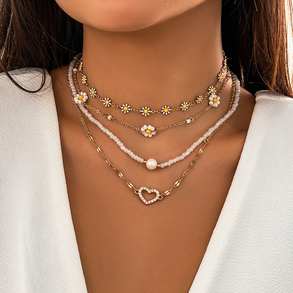 Elegante collana a pendente Daisy da donna con strass a forma di cuore, base in lega, finitura galvanizzata, stile fresco e dolce