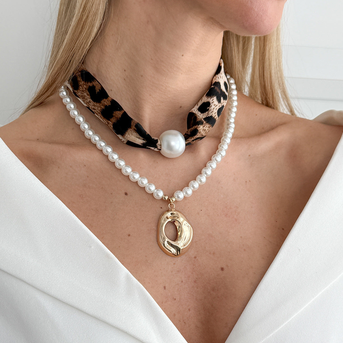 Luxury Elegant Round Geometric Alloy Pendant Velvet Beaded Choker Necklace for Women