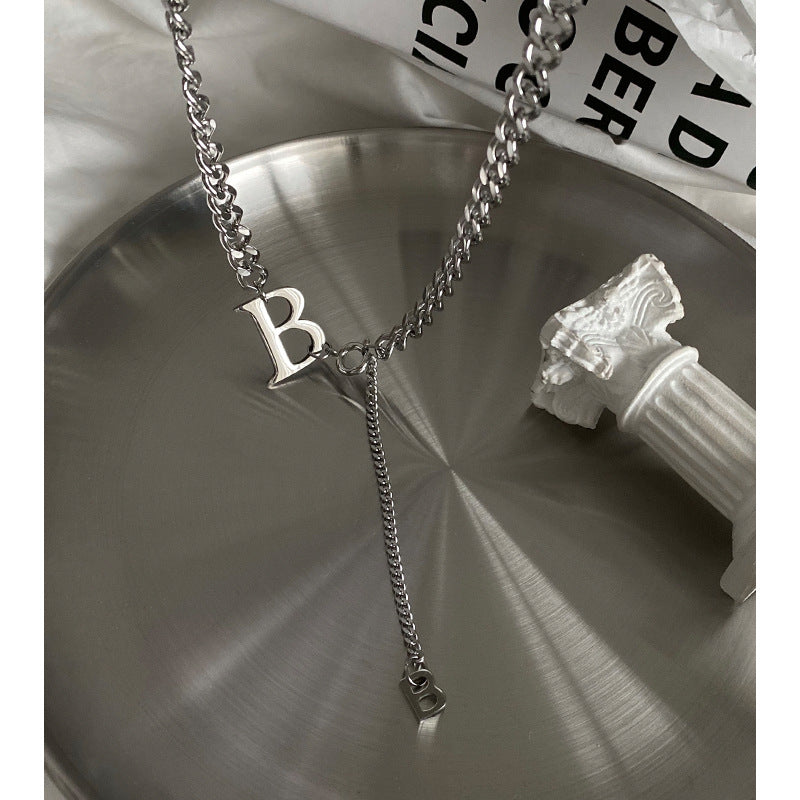 Collana con ciondolo a lettera "B" minimalista in acciaio al titanio, con finitura lucida e lunghezza regolabile, per uomo e donna