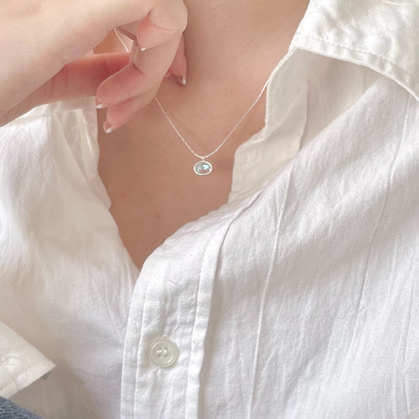 Collana con pendente ovale minimalista in argento sterling 925 con intarsio in strass AB e superficie testurizzata