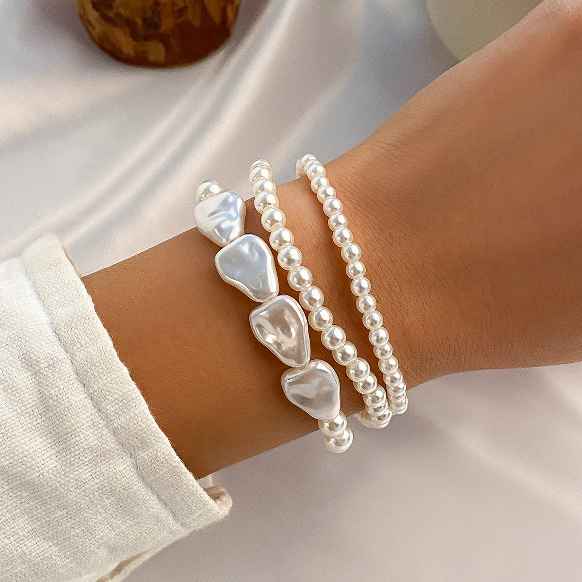 Collana Minimalista Multistrato da Donna con Perla Finta a Goccia in Resina su Catena a Sfere