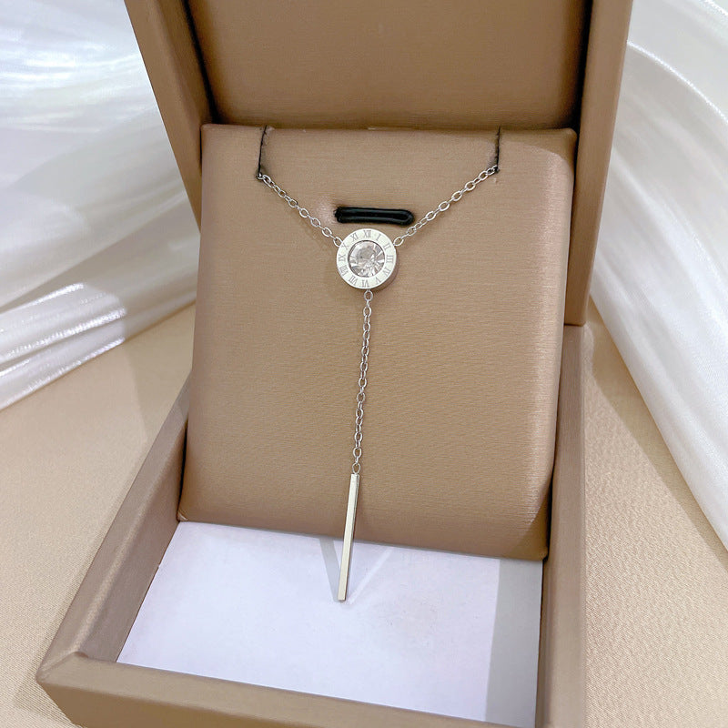 Collana con ciondolo geometrico minimalista in acciaio al titanio per uomo e donna con finitura placcata oro e catena a medaglione