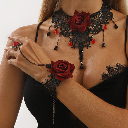 Set collana e bracciale in pizzo con rose vintage gotiche da donna con ciondolo in strass, gioielli delicati con catena per clavicola in stile dolce-audace
