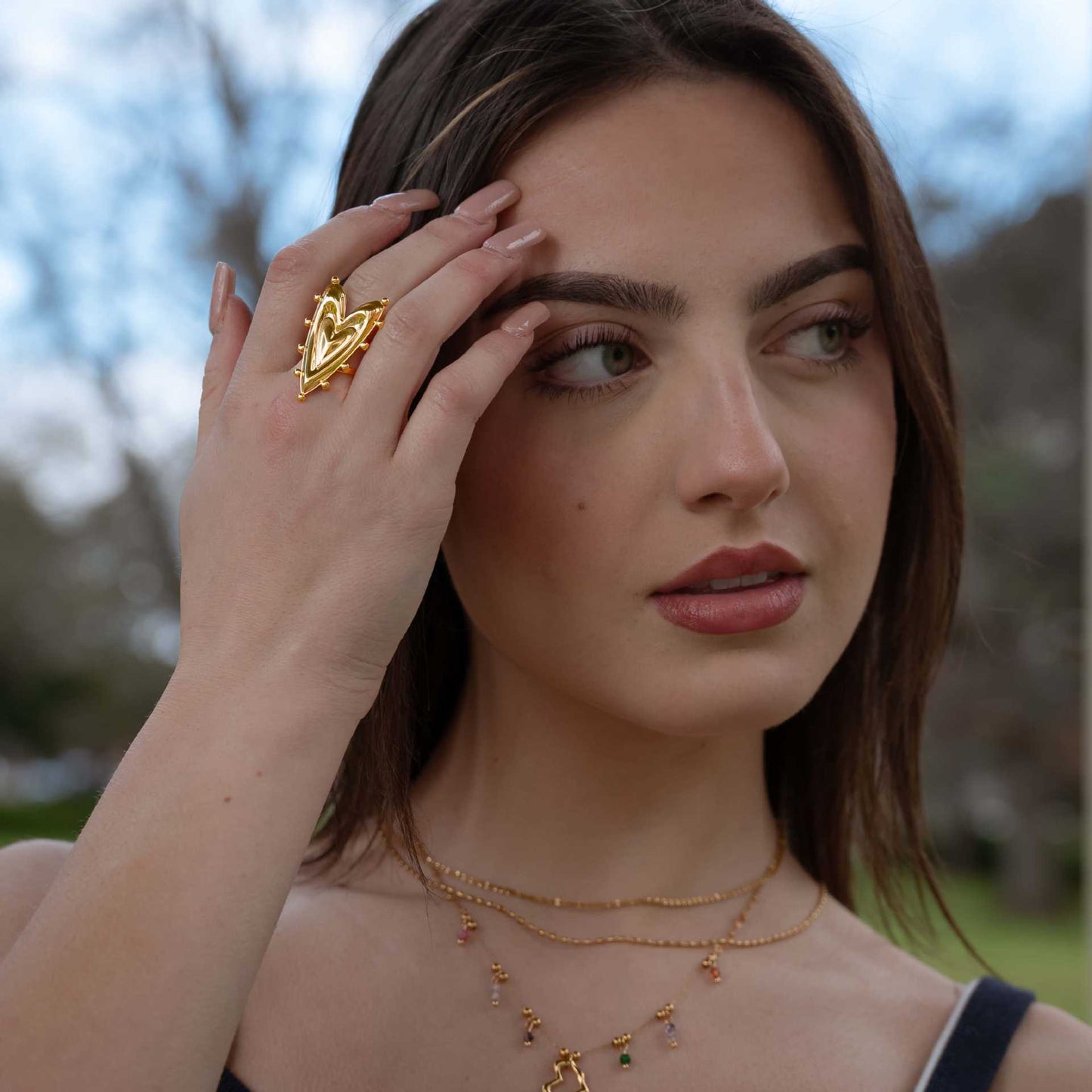Anillo de lujo minimalista de titanio en forma de corazón con acabado chapado para mujer