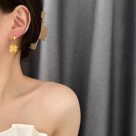 Collar con colgante minimalista de acero de titanio en forma de corazón con incrustaciones de oro para mujer