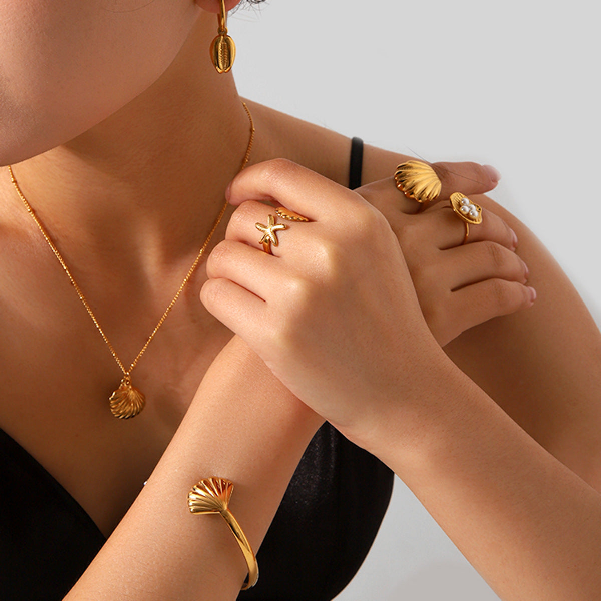 Set Collana con Ciondolo a Conchiglia Geometrica Minimalista e Bracciale a Stella per Donna in Acciaio Inossidabile e Acciaio al Titanio Placcato, Gioielli Ispirati all'Oceano