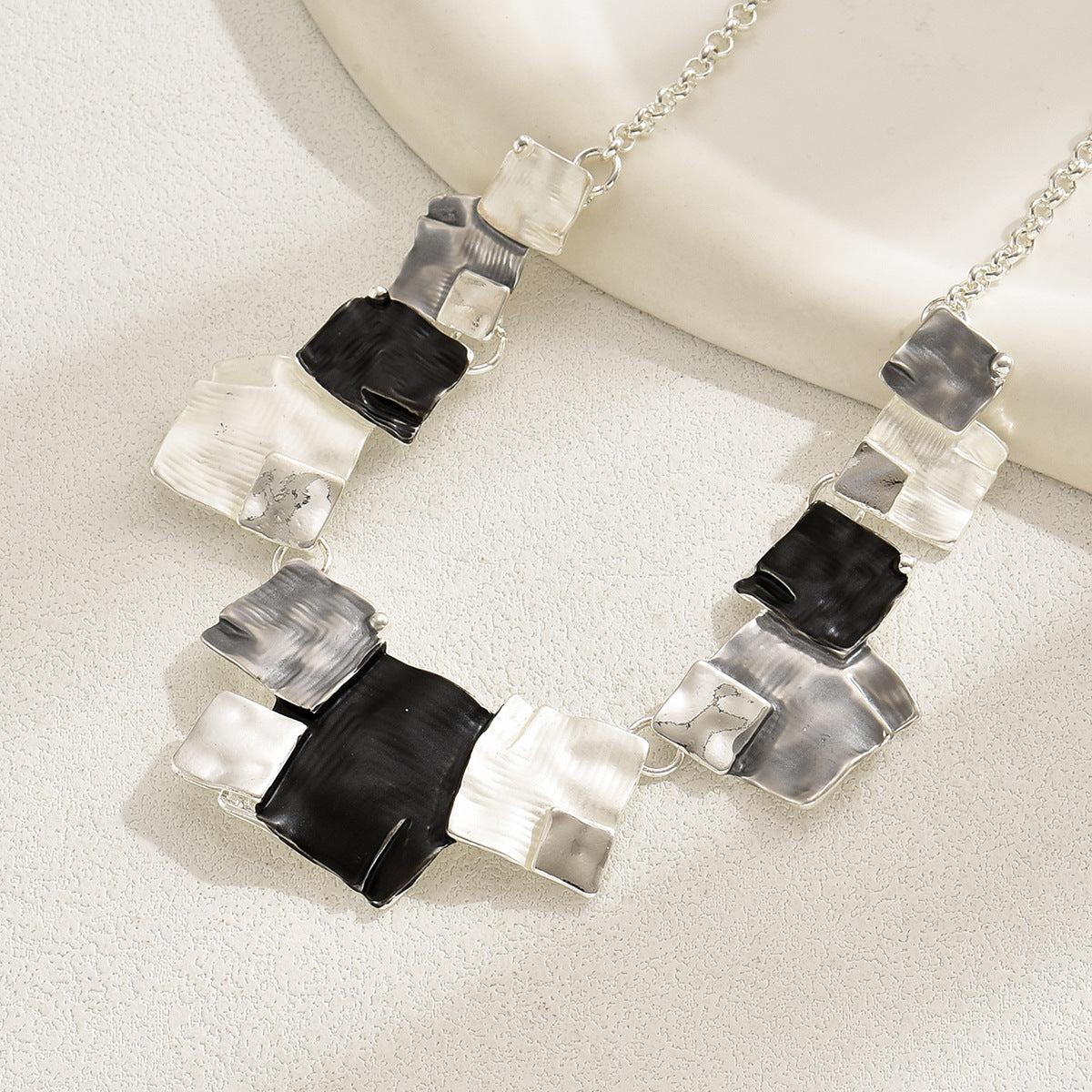Collana con ciondolo quadrato in smalto geometrico colorato da donna con catena in lega in stile moderno minimalista