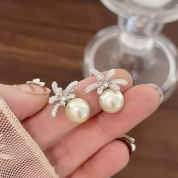 Orecchini da donna vintage eleganti a forma di stella geometrica con perle simulate e zirconi, perni in acciaio placcato