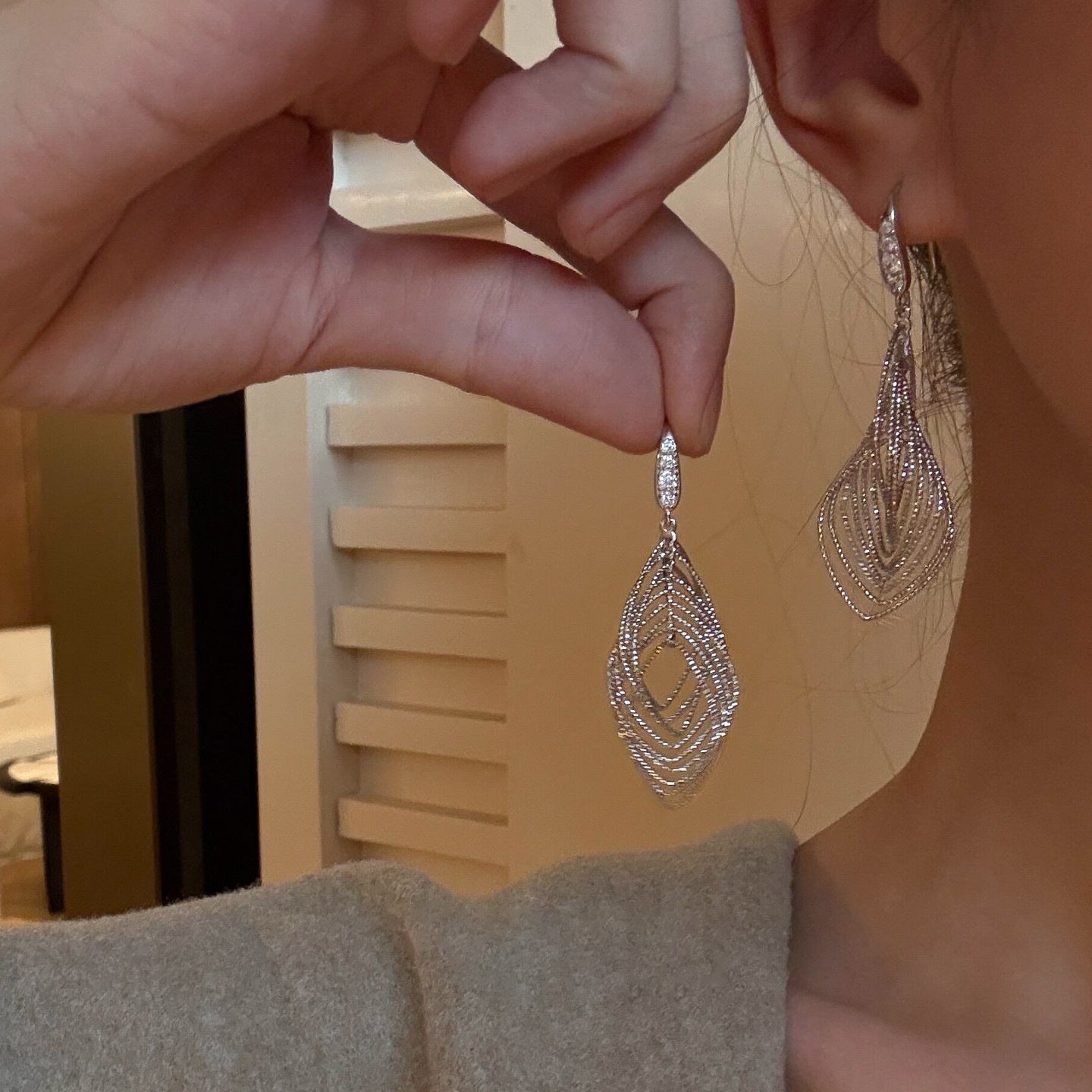 Orecchini a uncino da donna minimalistici geometrici ovali a traforo con zirconi, in ferro, dall'estetica lussuosa
