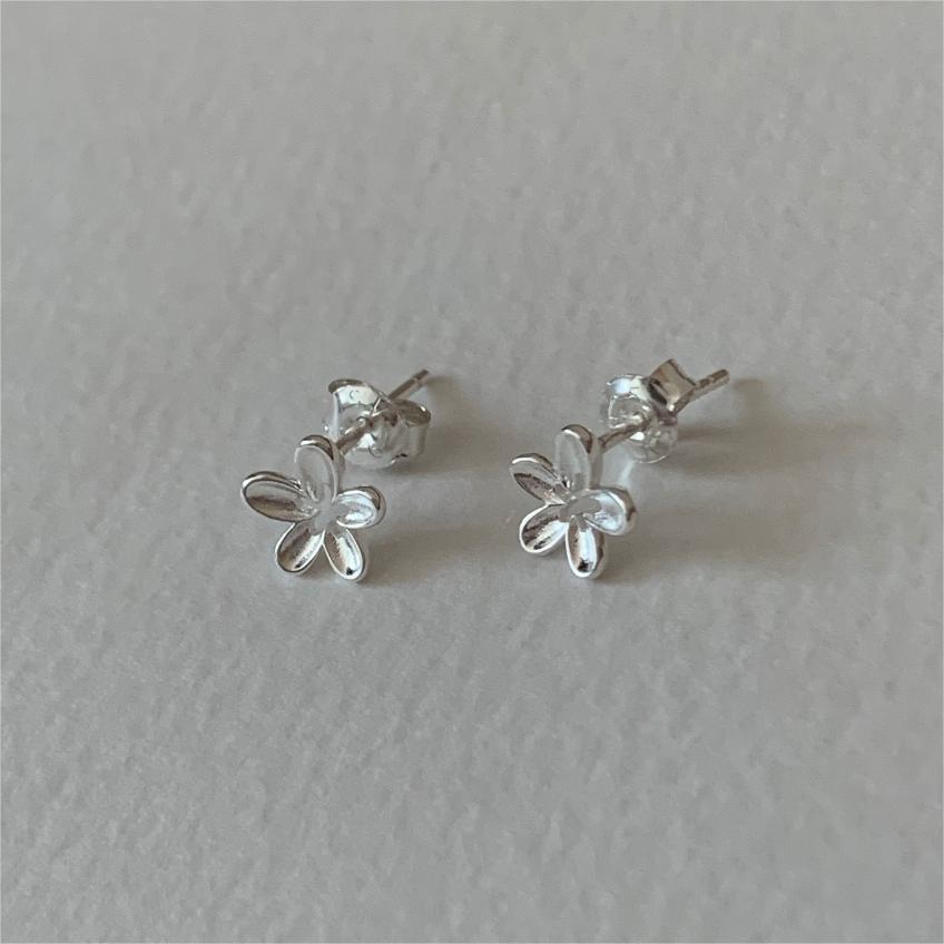 Pendientes Minimalistas de Tuerca con Diseño Floral en Plata de Ley 925 con Baño de Oro, Patrón de Puntos Redondos, Estilo Fresco y Dulce