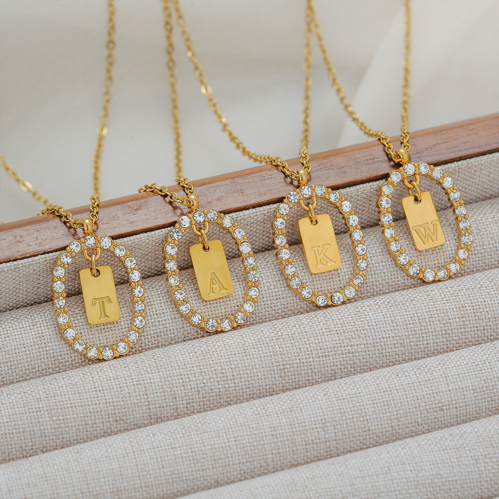 Collana da donna a maglione versatile in acciaio inossidabile ovale minimalista con lettera, placcata oro, con catena a maglie, con strass micro-pavé