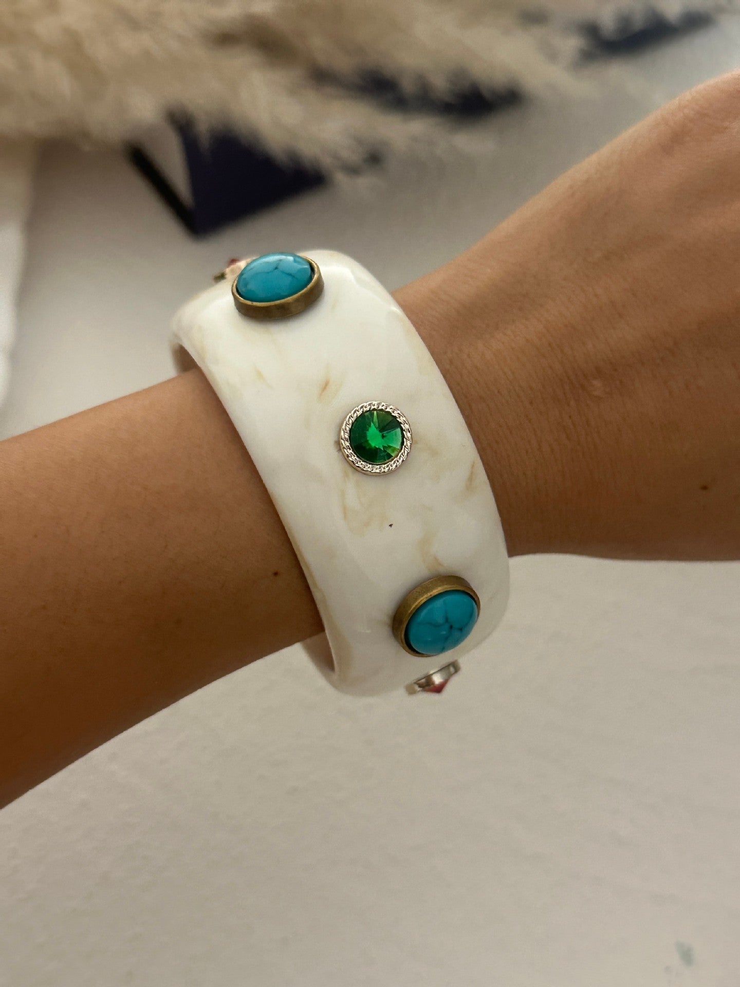 Bracciale da donna in resina placcata con intarsio geometrico di strass